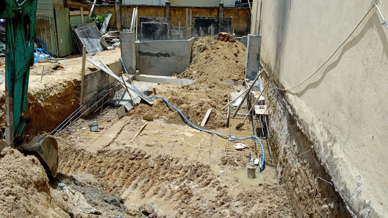 Blockwork cradle walls and reinforcement in the mikvah excavation in Hoi An City, Vietnam